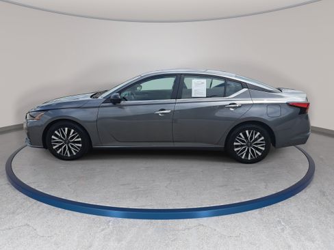 Used 2025 Nissan Altima 2.5 SV FWD image 8