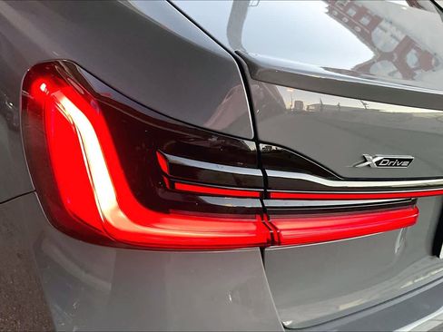 Used 2022 BMW 750i xDrive w/ Executive Package image 28