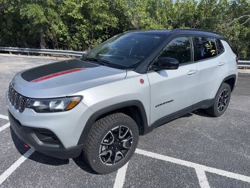 Used 2025 Jeep Compass Trailhawk AWD/4WD image 1