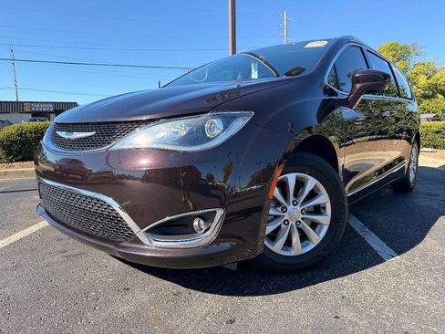 Used 2019 Chrysler Pacifica Touring-L image 3