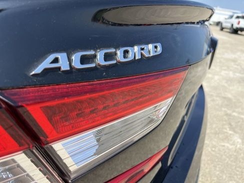 Used 2018 Honda Accord Touring image 32