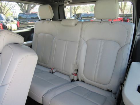 Used 2025 Jeep Wagoneer 4WD image 15