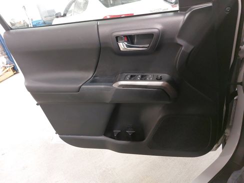 Used 2020 Toyota Tacoma TRD Sport image 26