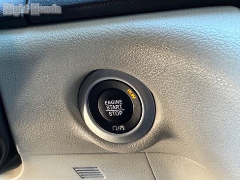 Used 2024 Chrysler Pacifica Touring-L image 31