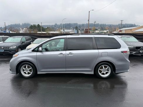 Used 2011 Toyota Sienna SE image 7