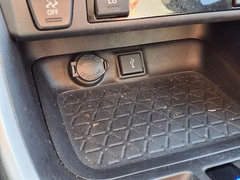 Used 2020 Toyota RAV4 XLE Premium image 8