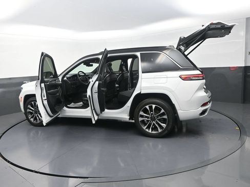 Used 2024 Jeep Grand Cherokee Overland w/ Luxury Tech Group IV AWD/4WD image 33