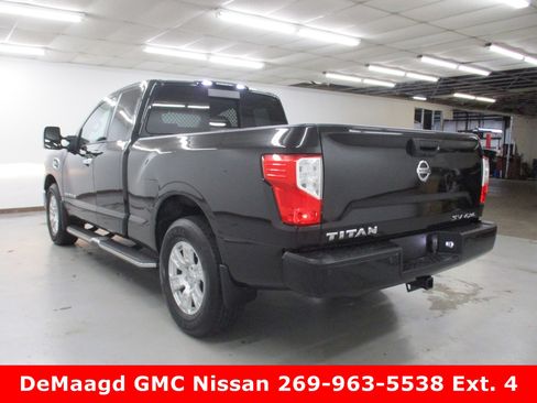 Used 2017 Nissan Titan SV image 4