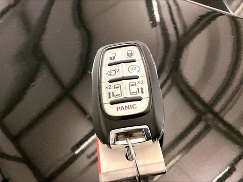 Used 2023 Chrysler Pacifica Touring-L image 9