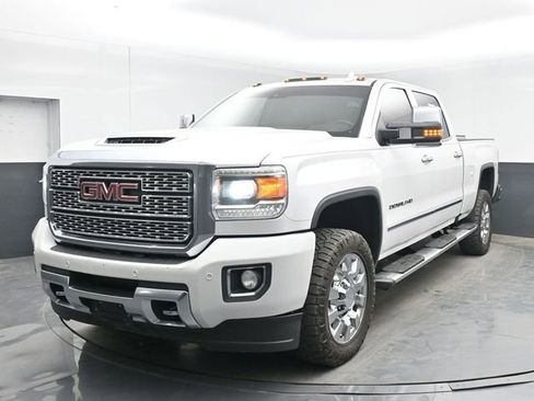 Used 2019 GMC Sierra 2500 Denali w/ Duramax Plus Package AWD/4WD image 10