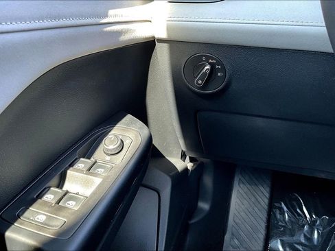 New 2026 Volkswagen Taos SE image 16