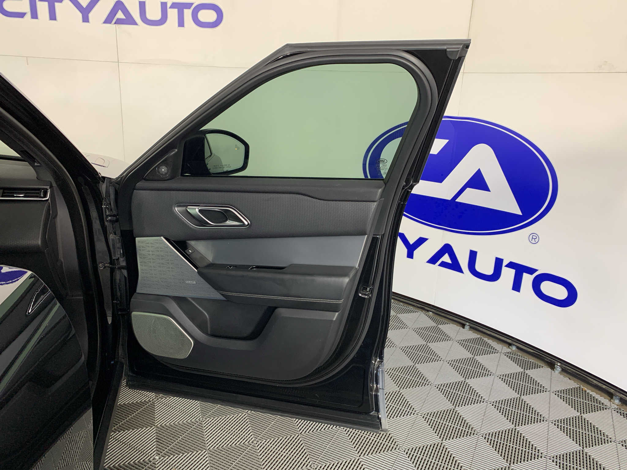 Used 2018 Land Rover Range Rover Velar R-Dynamic SE AWD/4WD image 37