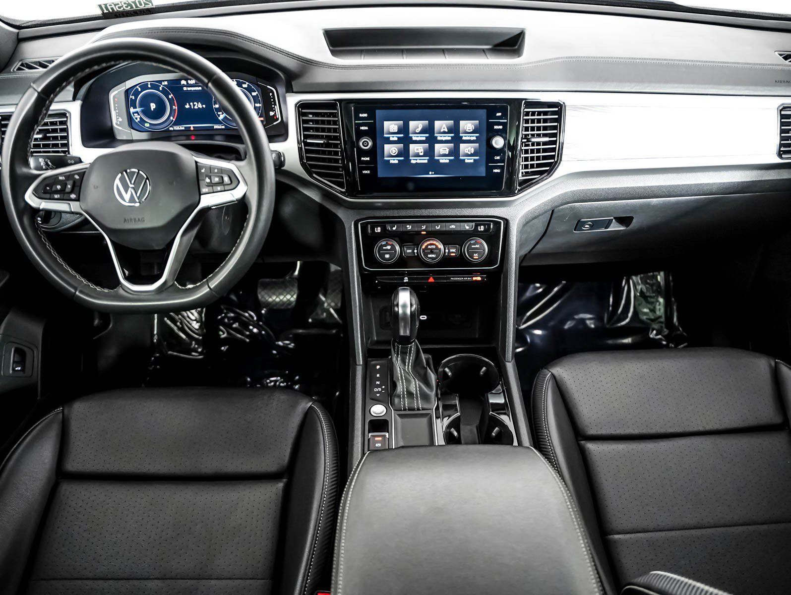 Used 2023 Volkswagen Atlas Cross Sport SE w/ Panoramic Sunroof Package FWD image 9