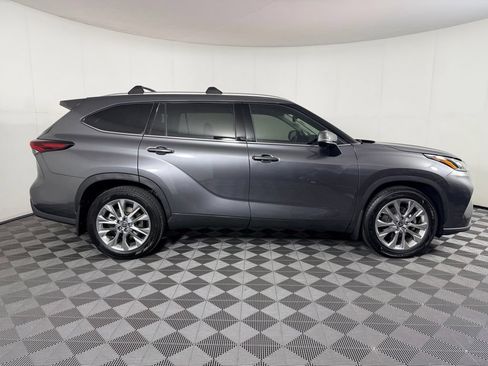 Used 2024 Toyota Highlander Limited FWD image 7