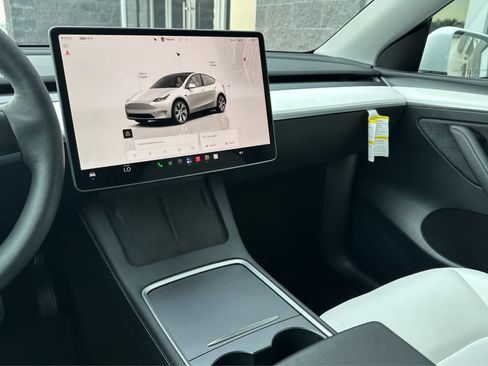Used 2024 Tesla Model Y Long Range AWD/4WD image 14