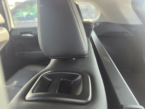 Used 2025 Toyota Corolla Cross XLE FWD image 11