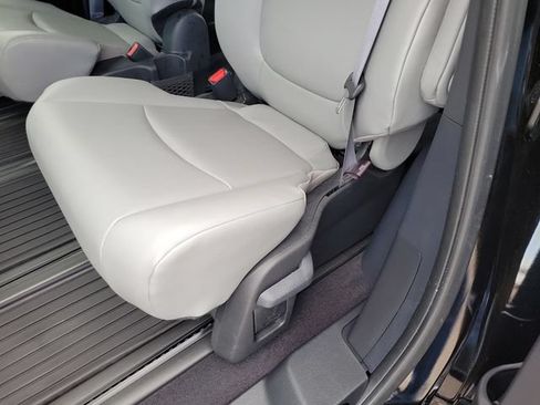 Used 2025 Toyota Sienna XLE FWD image 17