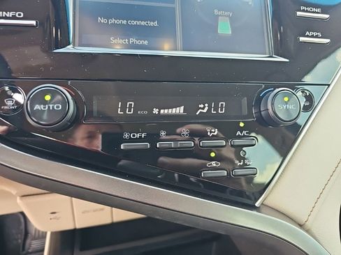 Used 2018 Toyota Camry XLE FWD image 12