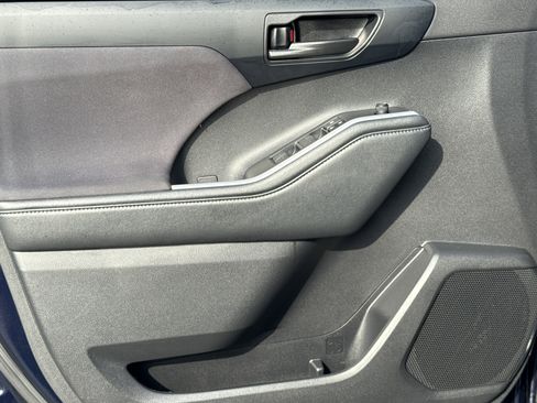 Used 2021 Toyota Highlander LE image 14