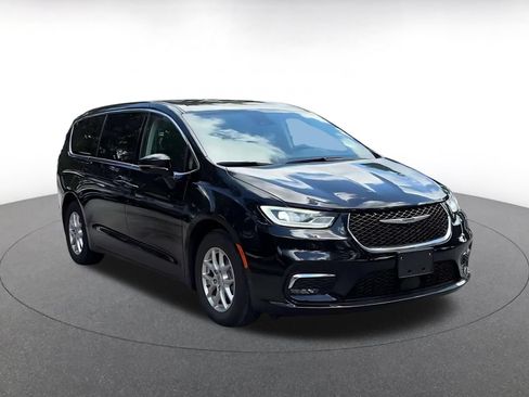 Used 2024 Chrysler Pacifica Touring-L FWD image 3