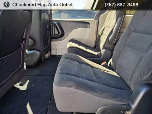 Used 2018 Dodge Grand Caravan SE w/ UConnect Hands-Free Group image 18