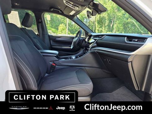 Used 2024 Jeep Grand Cherokee Laredo AWD/4WD image 15