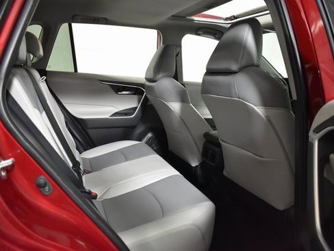 Used 2019 Toyota RAV4 XLE Premium image 31