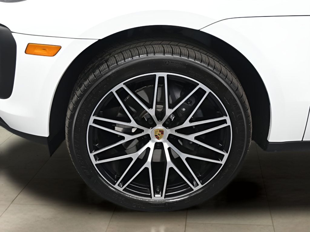 Certified 2026 Porsche Macan AWD/4WD image 12