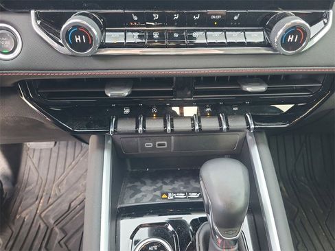 Used 2024 Chevrolet Colorado Z71 w/ Z71 Convenience Package 2 image 18