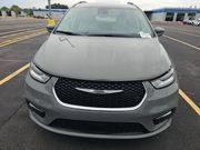 Used 2021 Chrysler Pacifica Touring-L FWD image 2