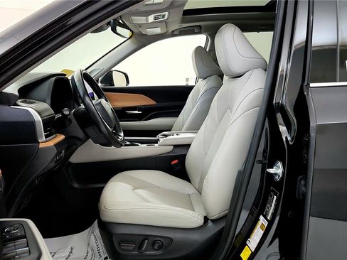 Used 2024 Toyota Grand Highlander Limited image 32
