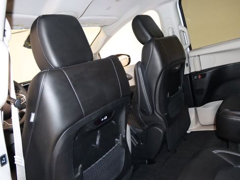 Used 2024 Chrysler Pacifica Touring-L image 65