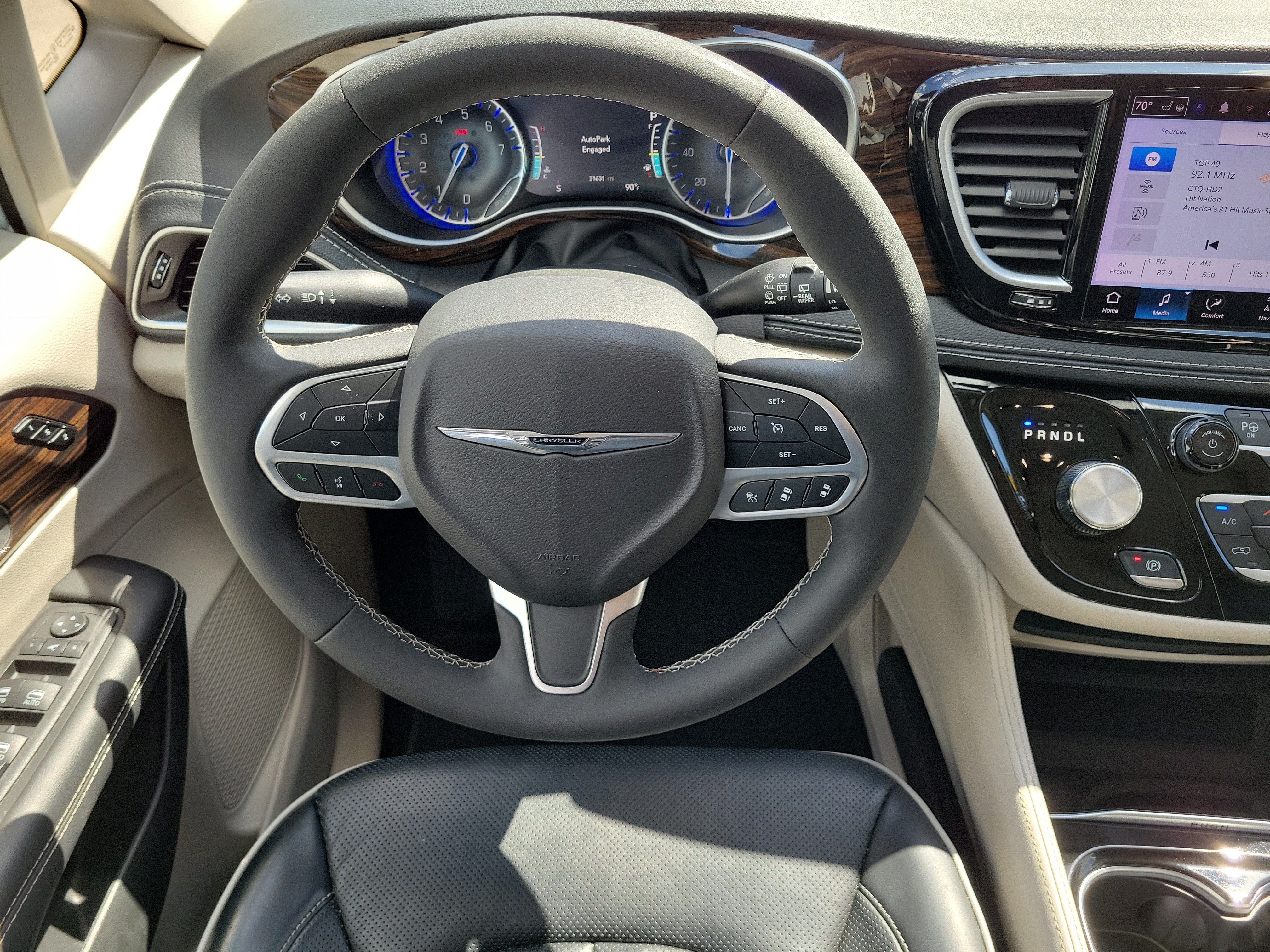 Used 2023 Chrysler Pacifica Limited FWD image 17