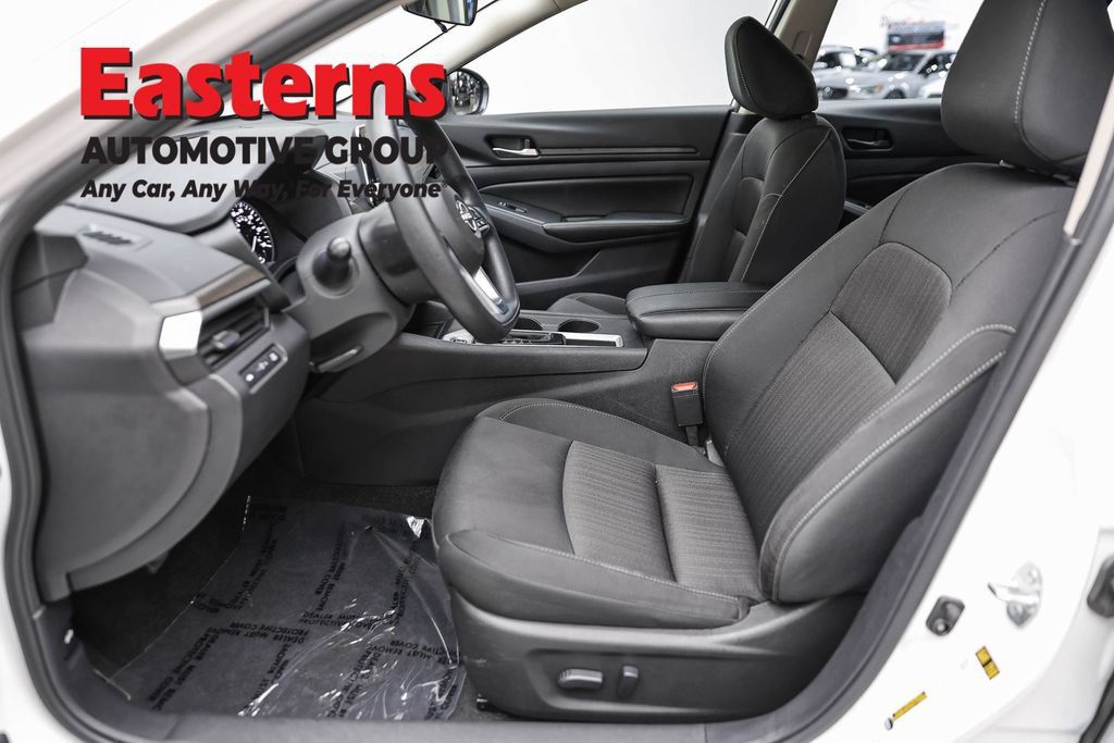 Used 2025 Nissan Altima 2.5 SV FWD image 14