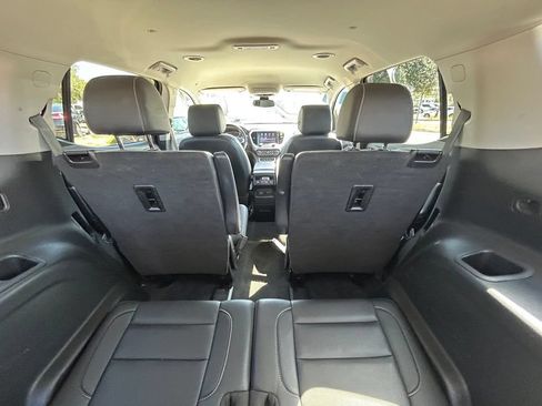 Used 2023 GMC Acadia SLT AWD/4WD image 15