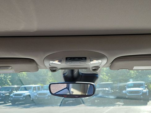 Used 2024 Chrysler Pacifica Limited w/ Uconnect Theater Family Group FWD image 18