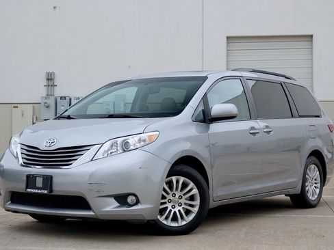 Used 2017 Toyota Sienna XLE FWD image 2