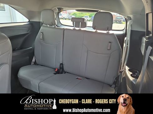 Used 2025 Toyota Sienna XLE FWD image 9