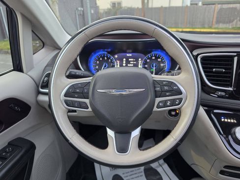Used 2017 Chrysler Pacifica Limited w/ UConnect Theater Package FWD image 40