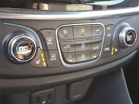 Used 2023 Chevrolet Traverse LT image 18