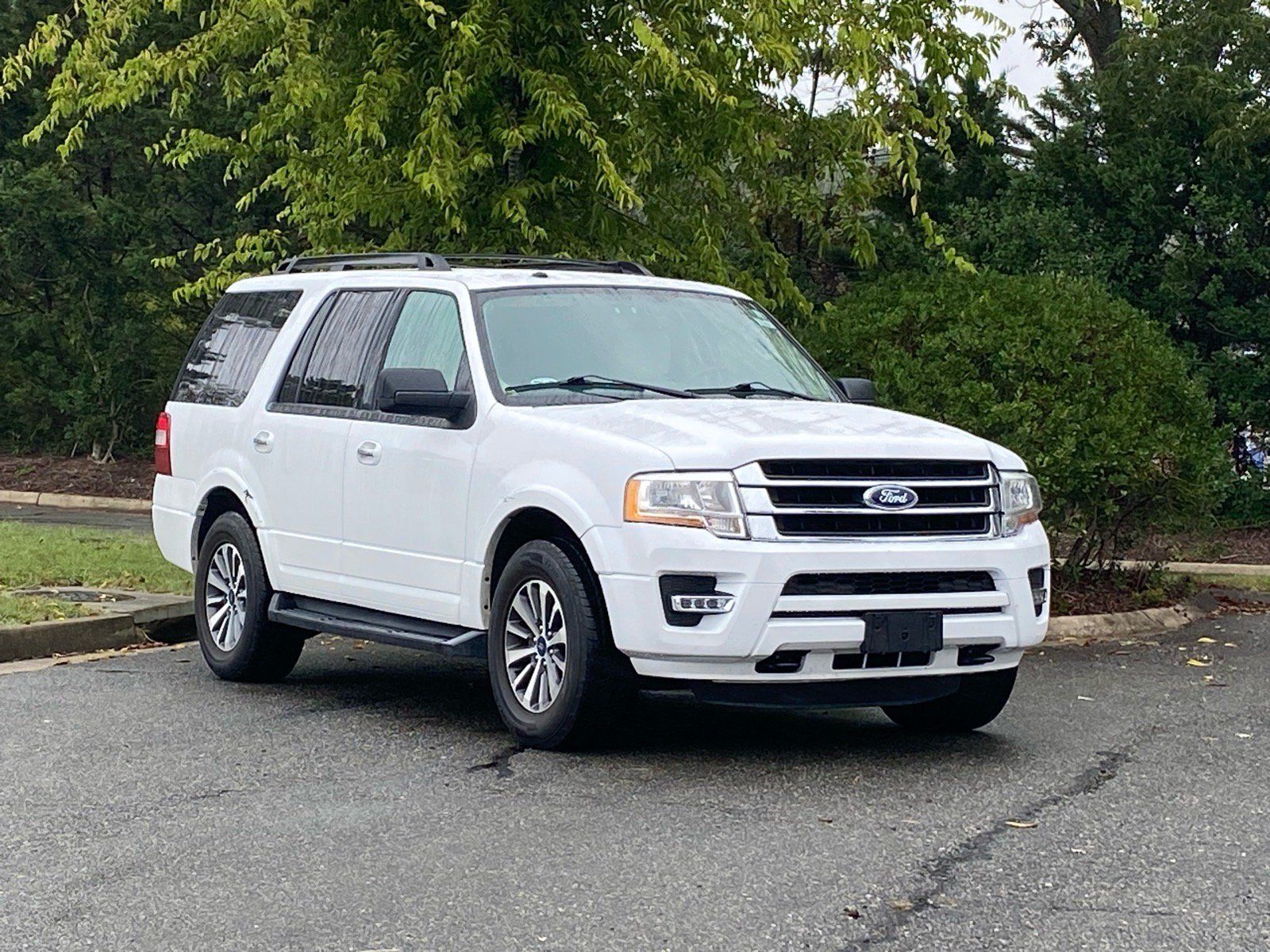 Certified 2017 Ford Expedition XLT w/ Equipment Group 202A AWD/4WD image 2