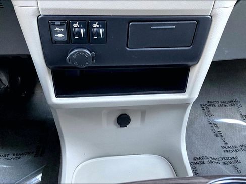 Used 2017 Toyota Sienna XLE FWD image 32