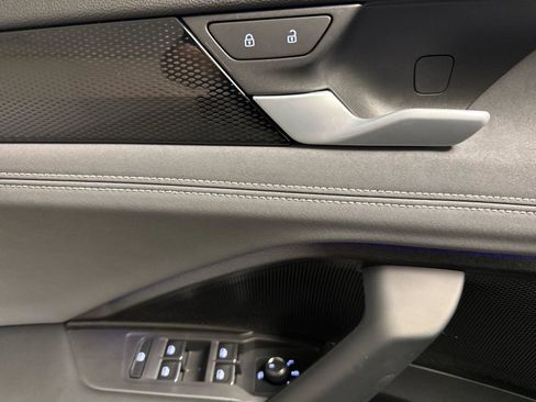 New 2026 Volkswagen Tiguan SE FWD image 10