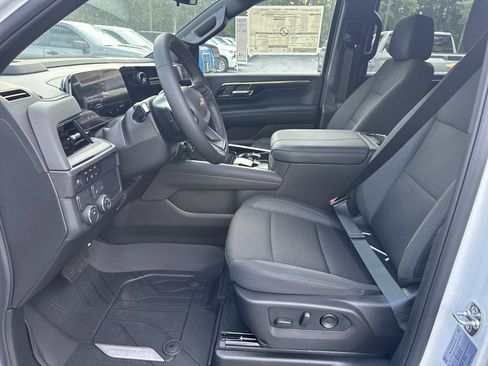 New 2025 Chevrolet Suburban LS image 9