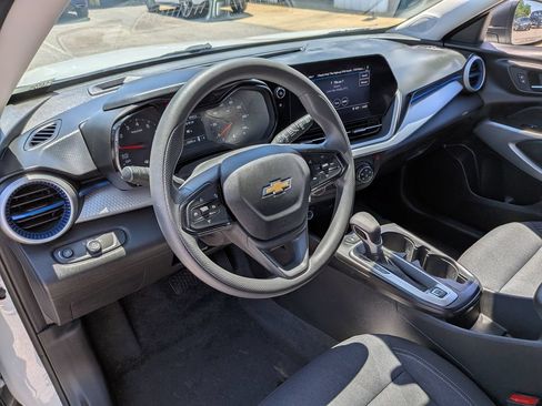 Used 2025 Chevrolet Trax LS FWD image 30