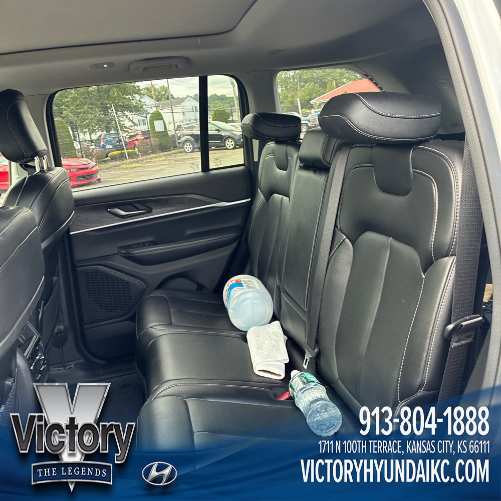 Used 2023 Jeep Grand Cherokee Limited AWD/4WD image 10