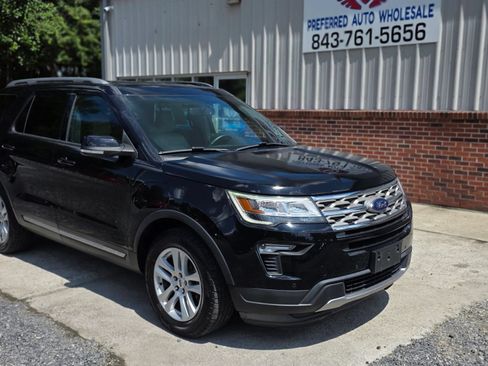 Used 2018 Ford Explorer XLT w/ Equipment Group 202A AWD/4WD image 2
