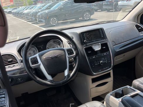 Used 2016 Chrysler Town & Country Touring FWD image 15