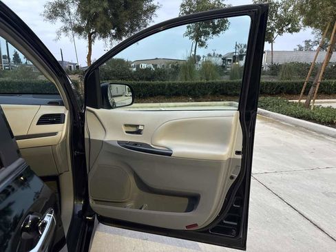 Used 2013 Toyota Sienna SE image 12