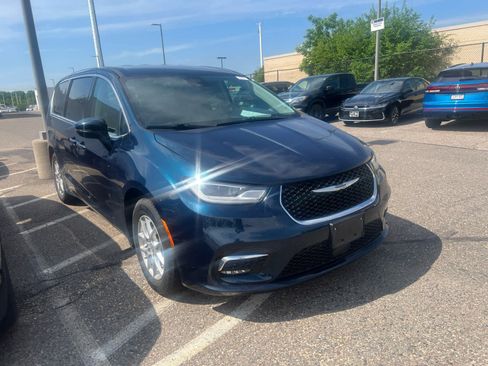 Used 2023 Chrysler Pacifica Touring-L FWD image 2